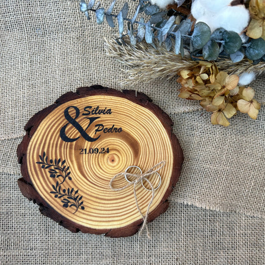 Porta alianzas circular con los nombres Silvia y Pedro