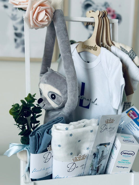 Body personalizado con el nombre del bebé incluido en la cesta de regalo azul
