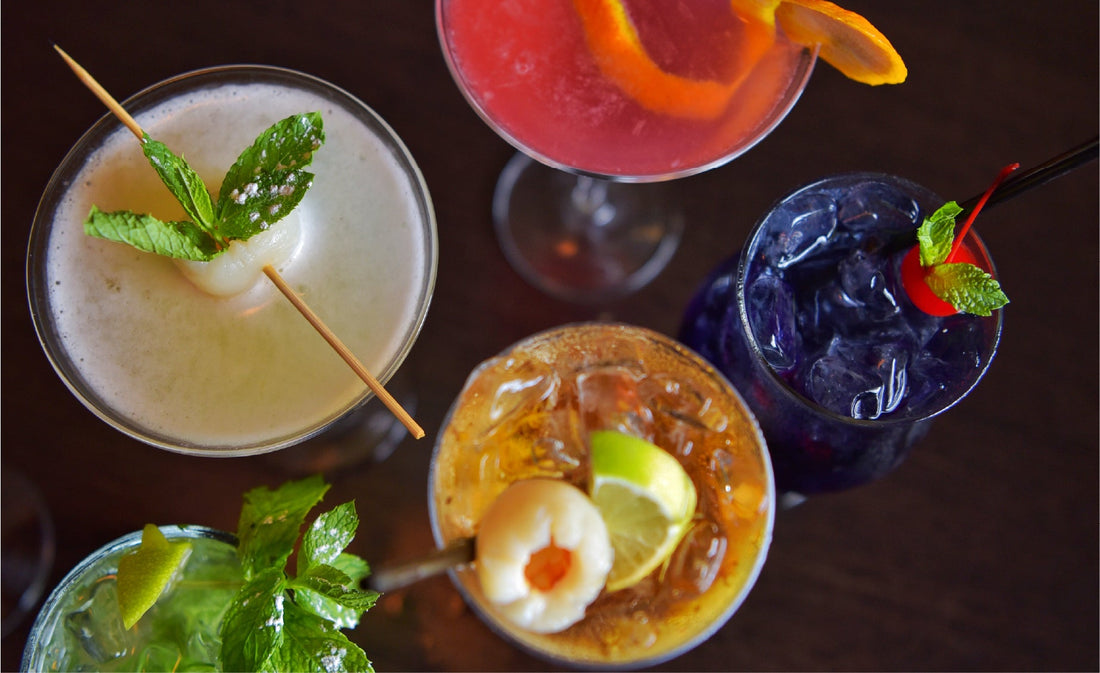 10 cócteles clásicos que debes servir en una copa de cubata personalizada