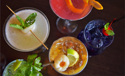 10 cócteles clásicos que debes servir en una copa de cubata personalizada