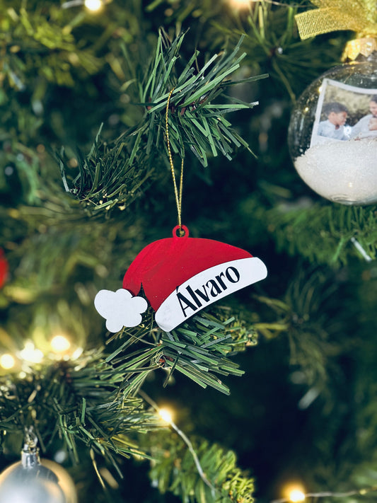 Adorno para un árbol de navidad con la forma de una gorra navideña
