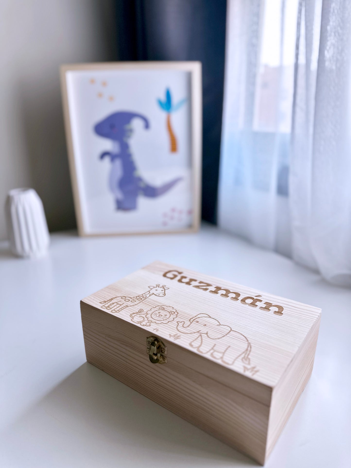 Caja de recuerdos para bebés hecha de madera con la temática safari