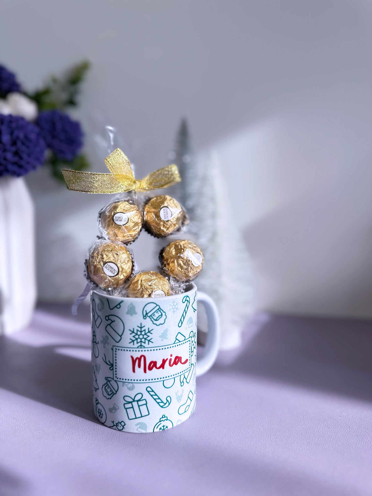 Taza navideña personalizada con nombre y bombones ferrero rocher