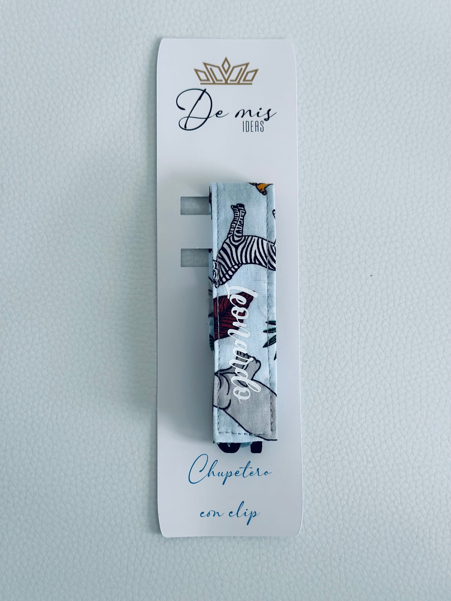 Chupetero personalizado incluidos en la cesta de regalo para bebé azul