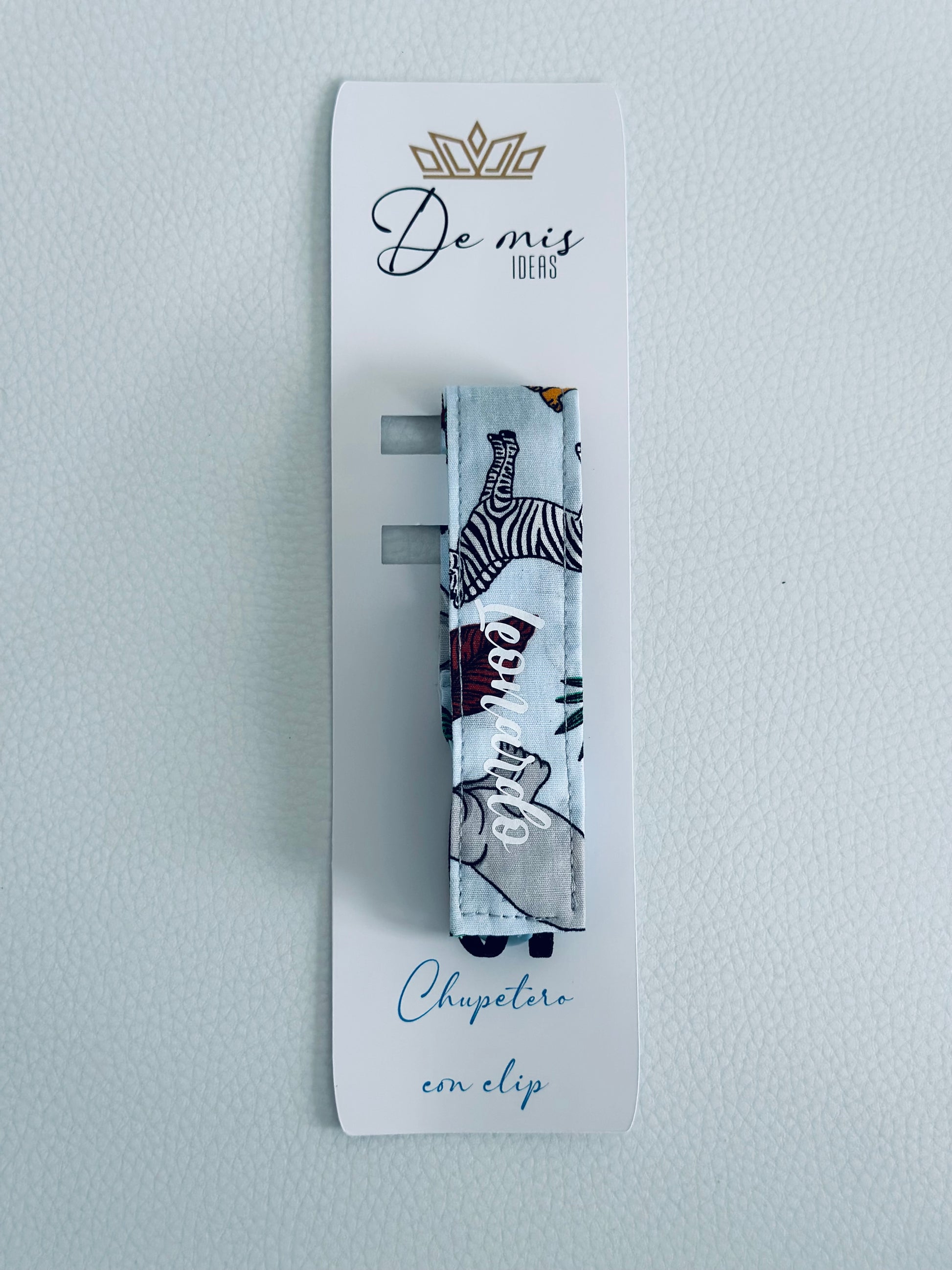 Chupetero personalizado incluidos en la cesta de regalo para bebé azul