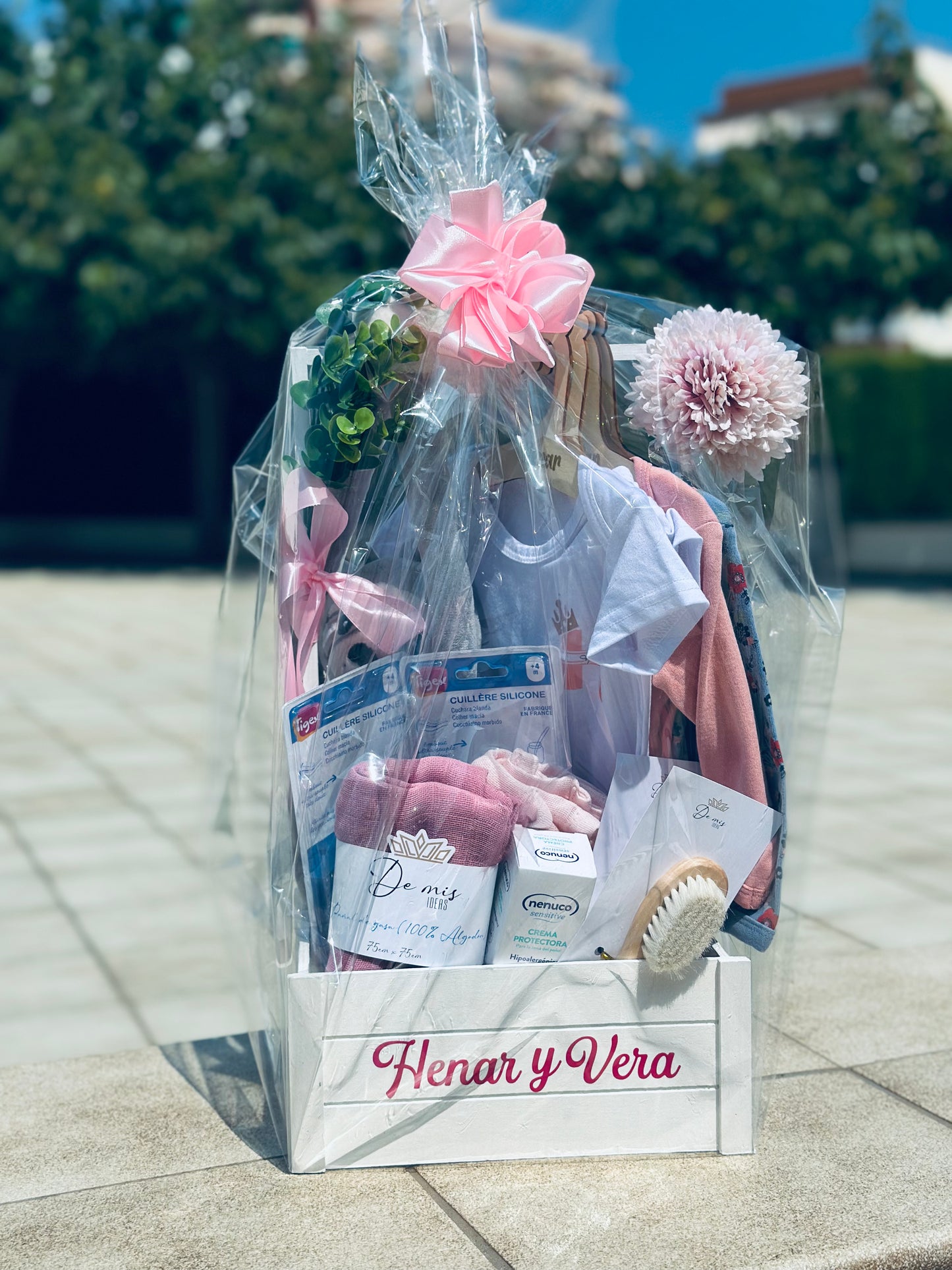 Cesta de regalo para bebé rosa envuelta, perfecta para la recién nacida