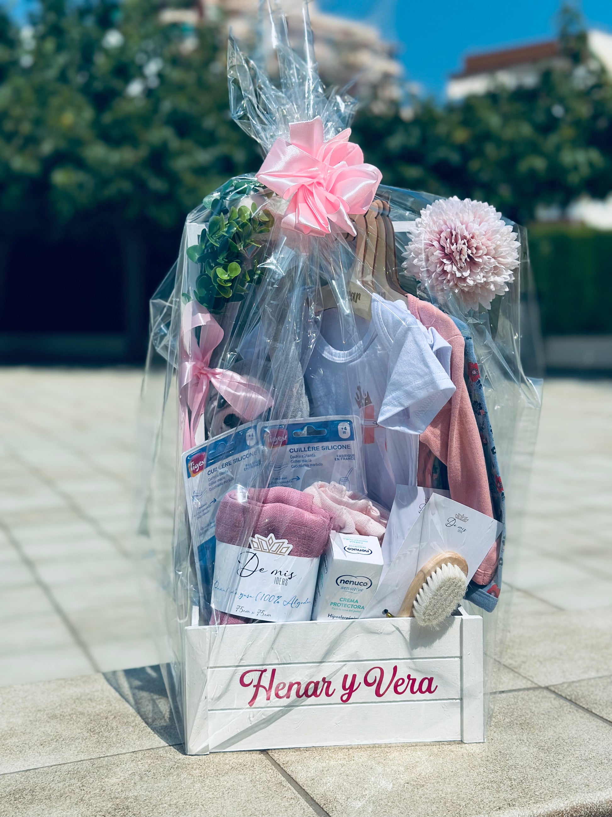 Cesta de regalo para bebé rosa envuelta, perfecta para la recién nacida