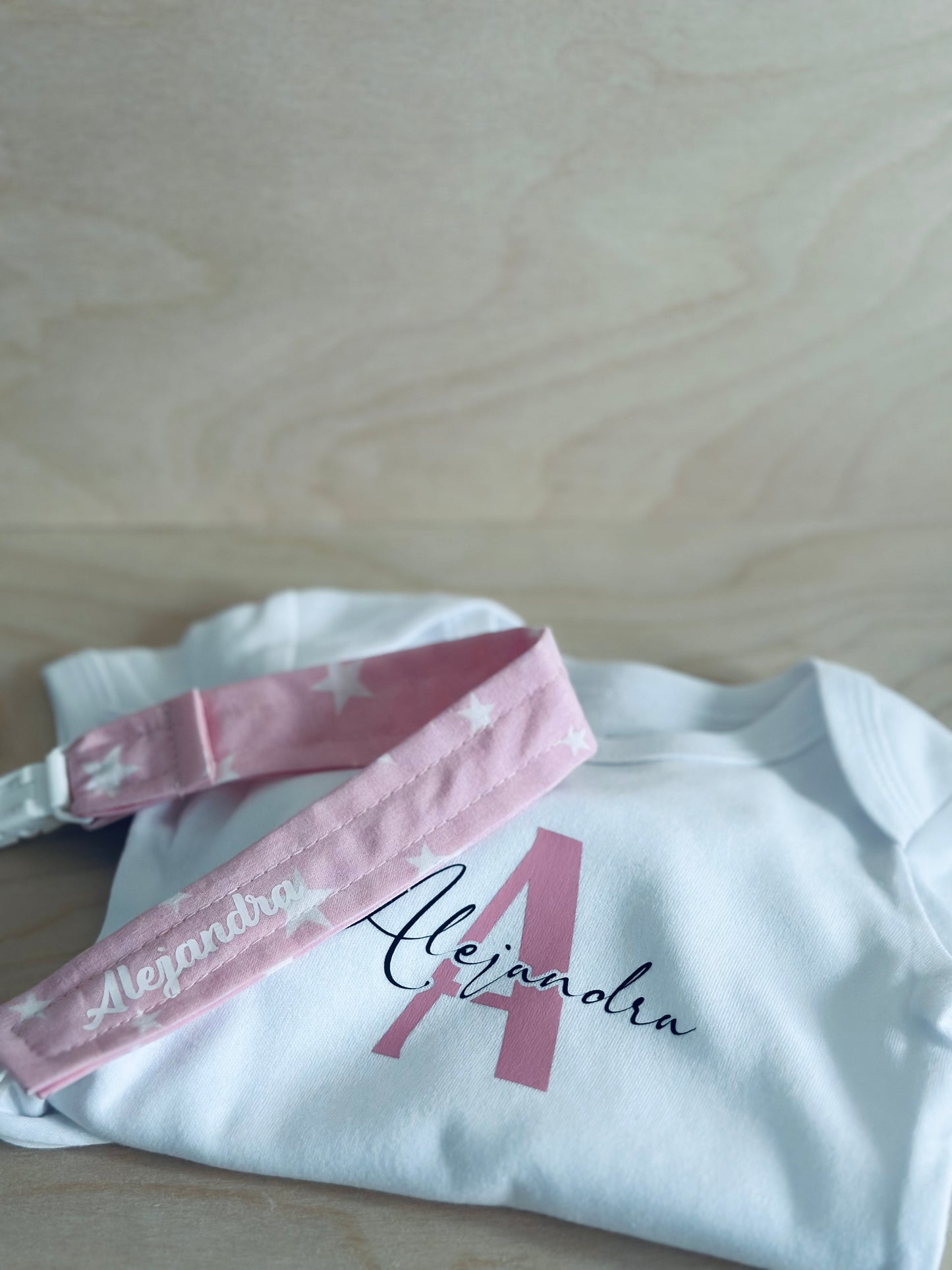Chupetero personalizado incluido en la cesta de regalo para bebé rosa