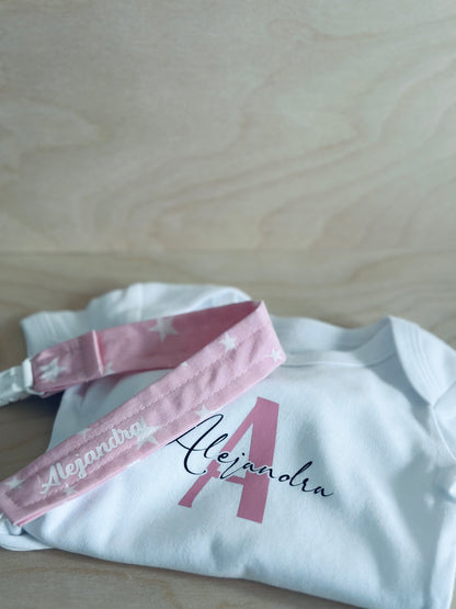 Chupetero personalizado incluido en la cesta de regalo para bebé rosa
