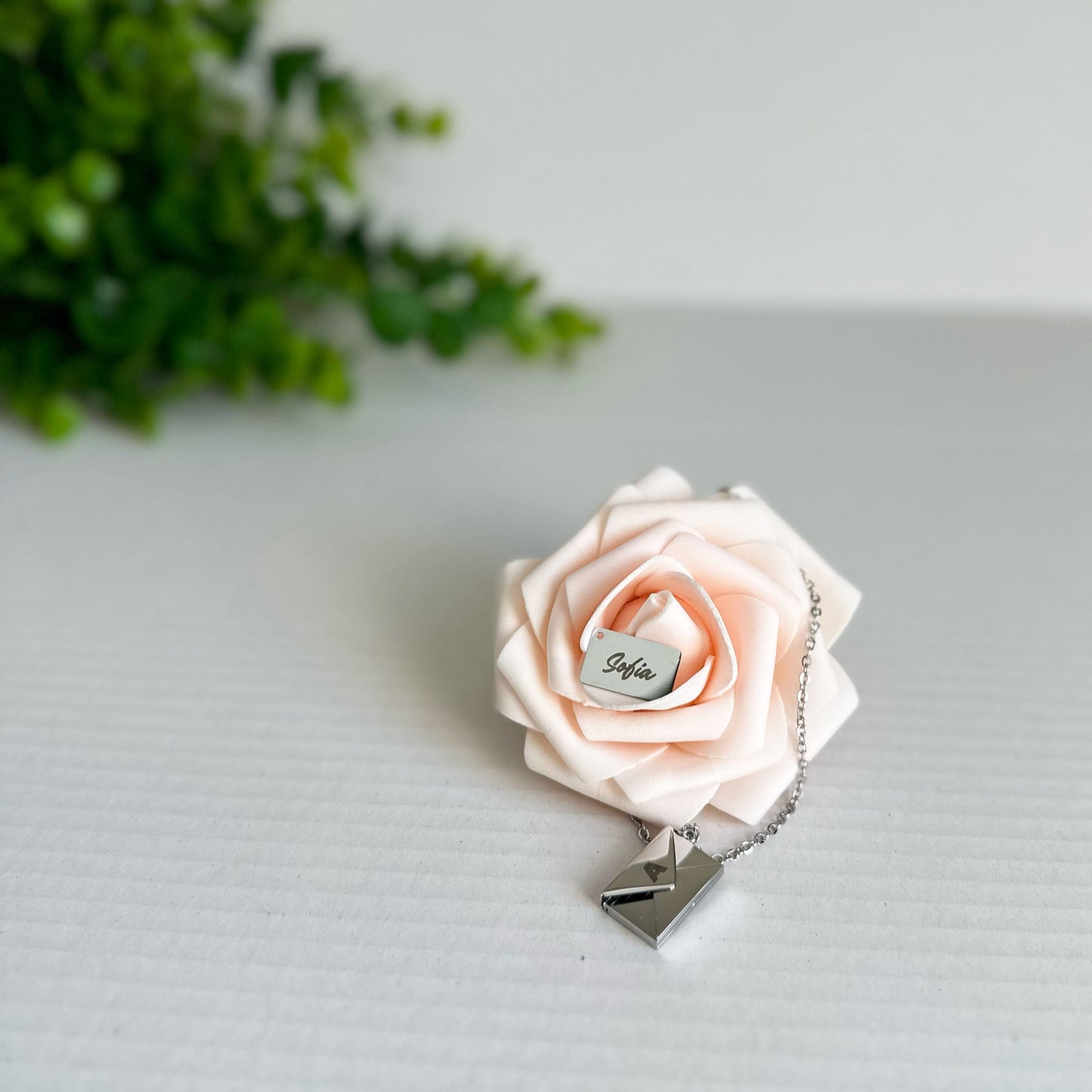 Collar personalizado con forma de sobre