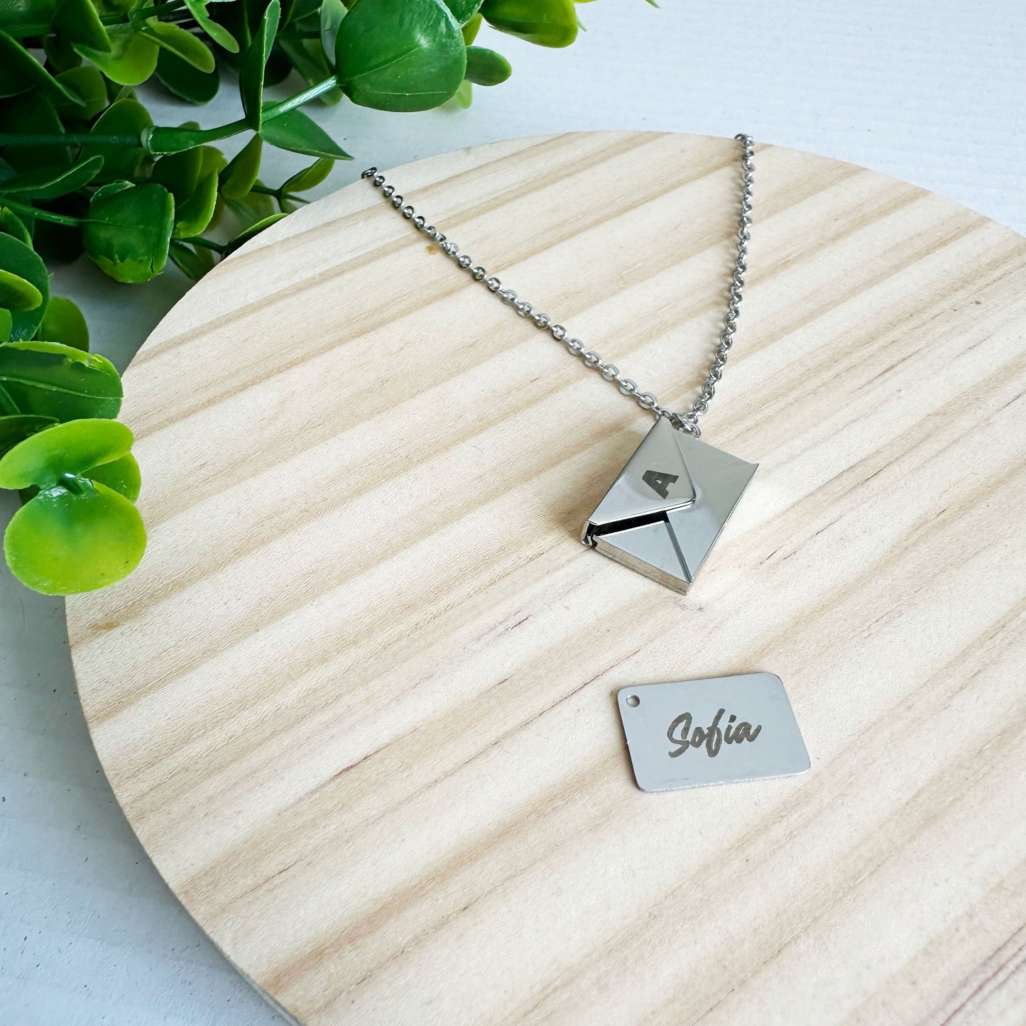 Collar personalizado con forma de sobre