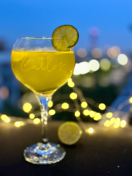 Copa de cubata personalizado lleno con una bebida