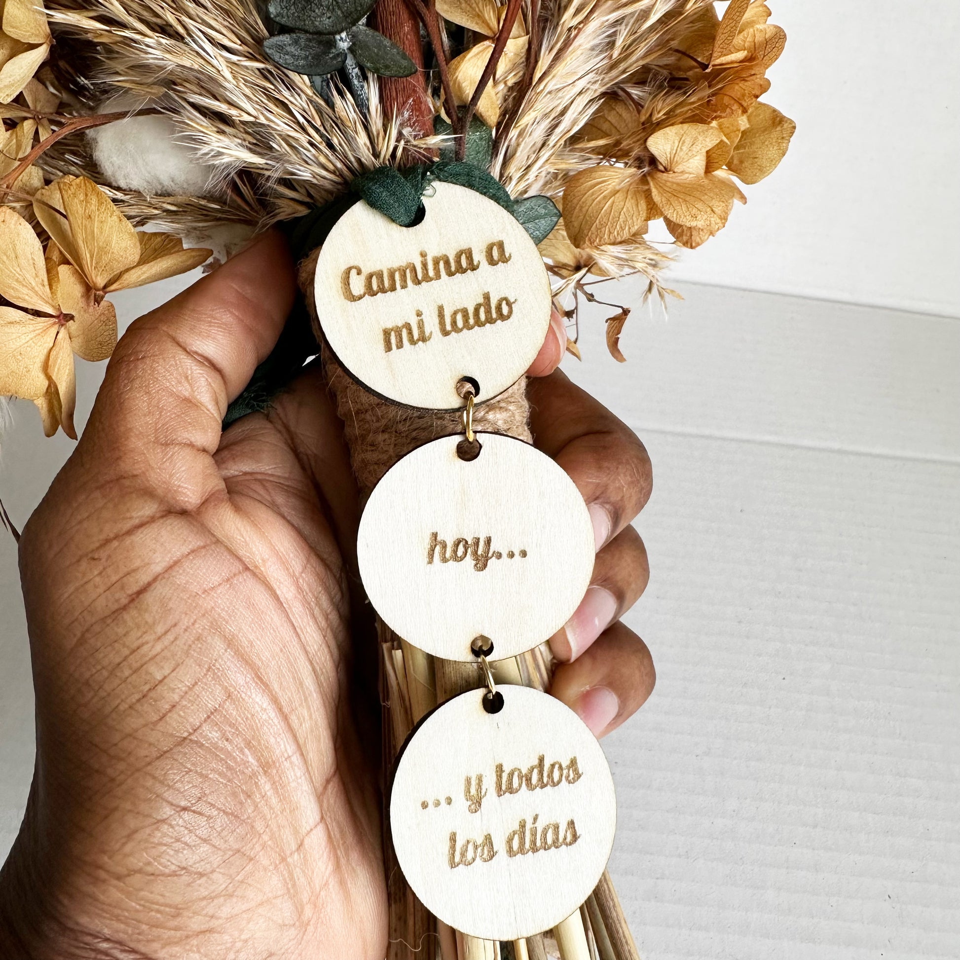 Medalla para ramo de novia hecha de madera