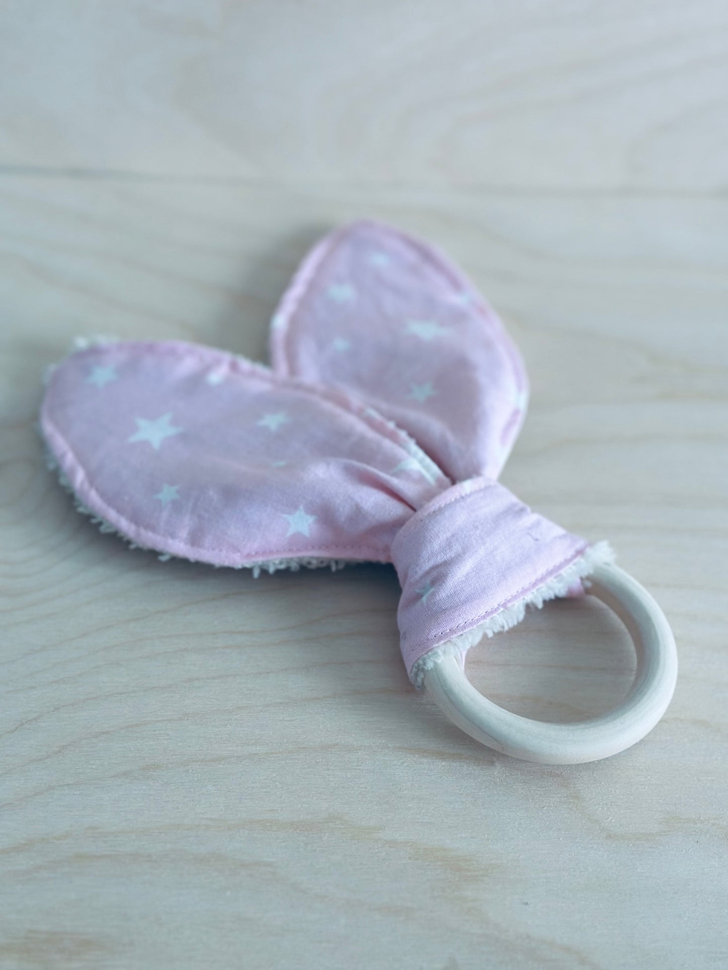 Mordedor personalizados incluido en la cesta de regalo para bebé rosa