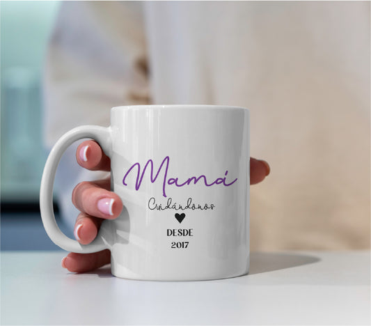 Taza para mamá con las palabras 'Mamá cuidándonos desde 2017'