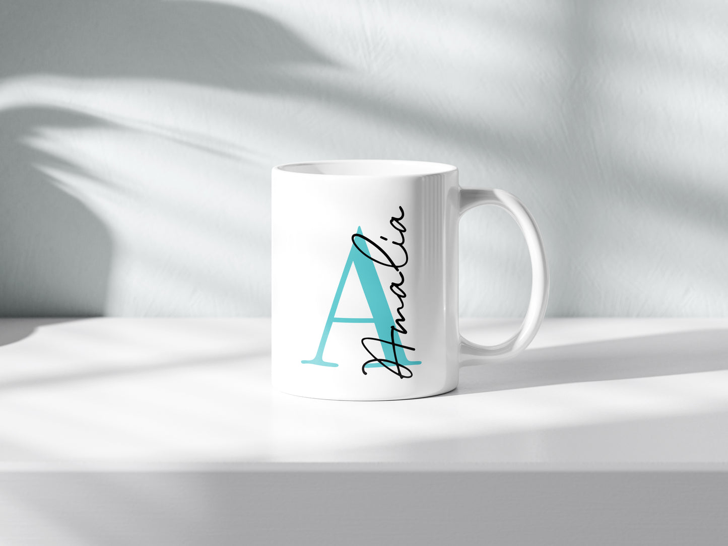 Taza personalizada con inicial en Verde azulado  y nombre en negro