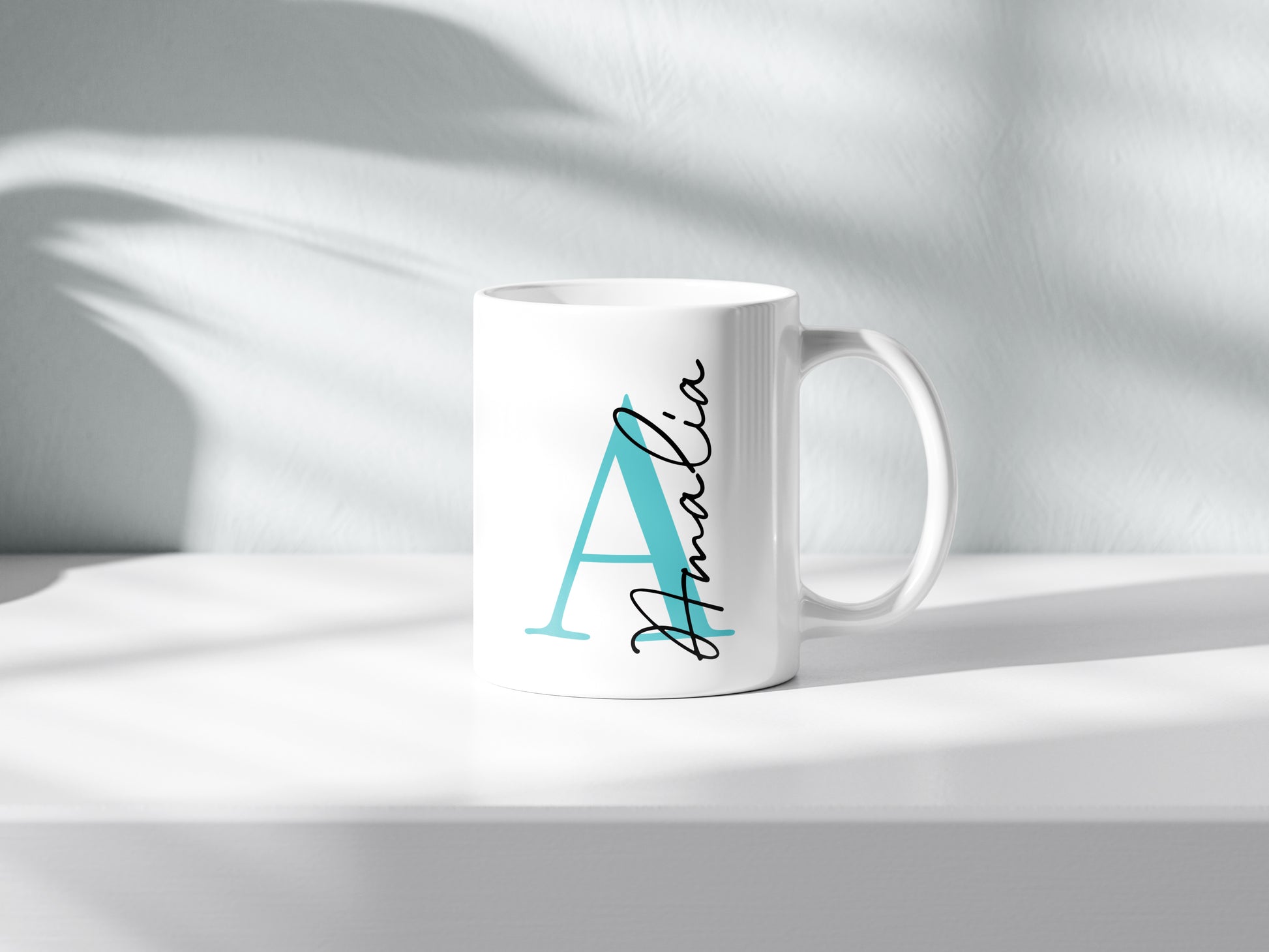 Taza personalizada con inicial en Verde azulado  y nombre en negro