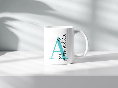 Taza personalizada con inicial en Verde azulado  y nombre en negro