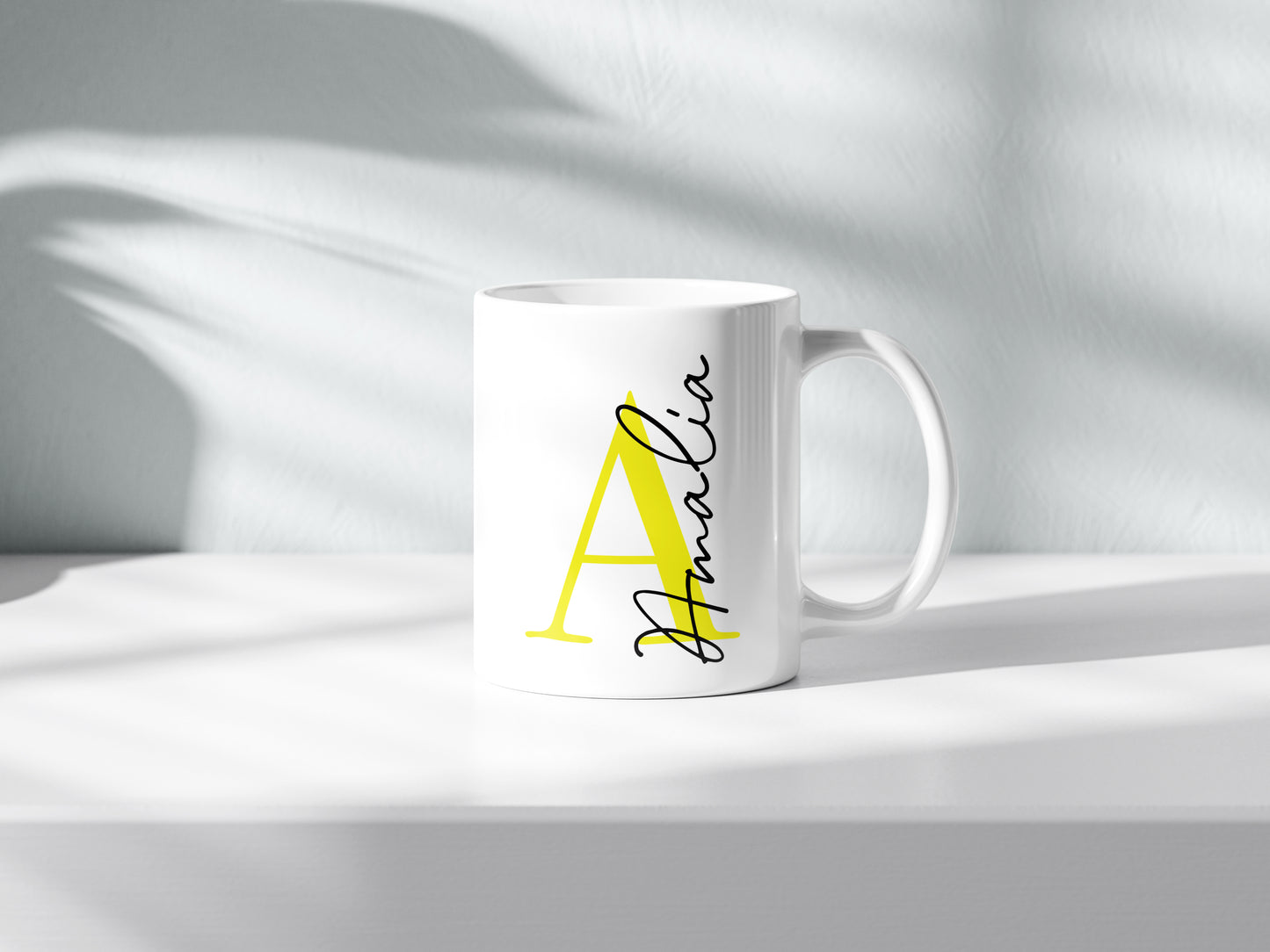 Taza personalizada con inicial en amarillo  y nombre en negro