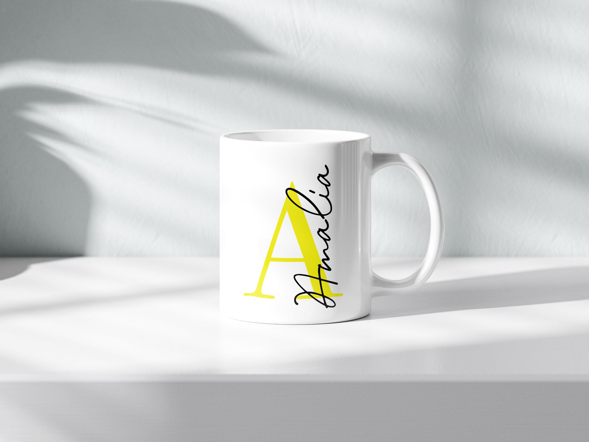 Taza personalizada con inicial en amarillo  y nombre en negro