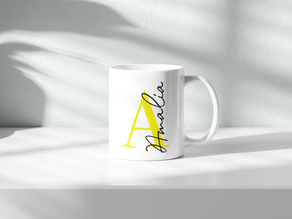 Taza personalizada con inicial en amarillo  y nombre en negro