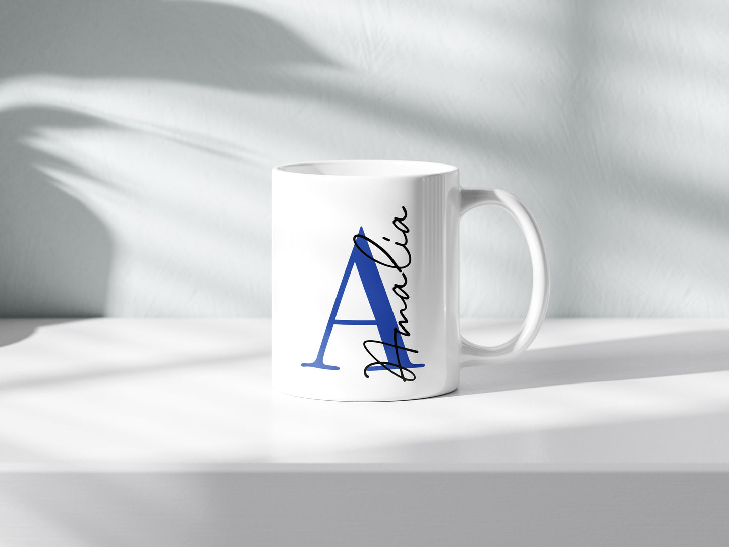Taza personalizada con inicial en azul y nombre en negro