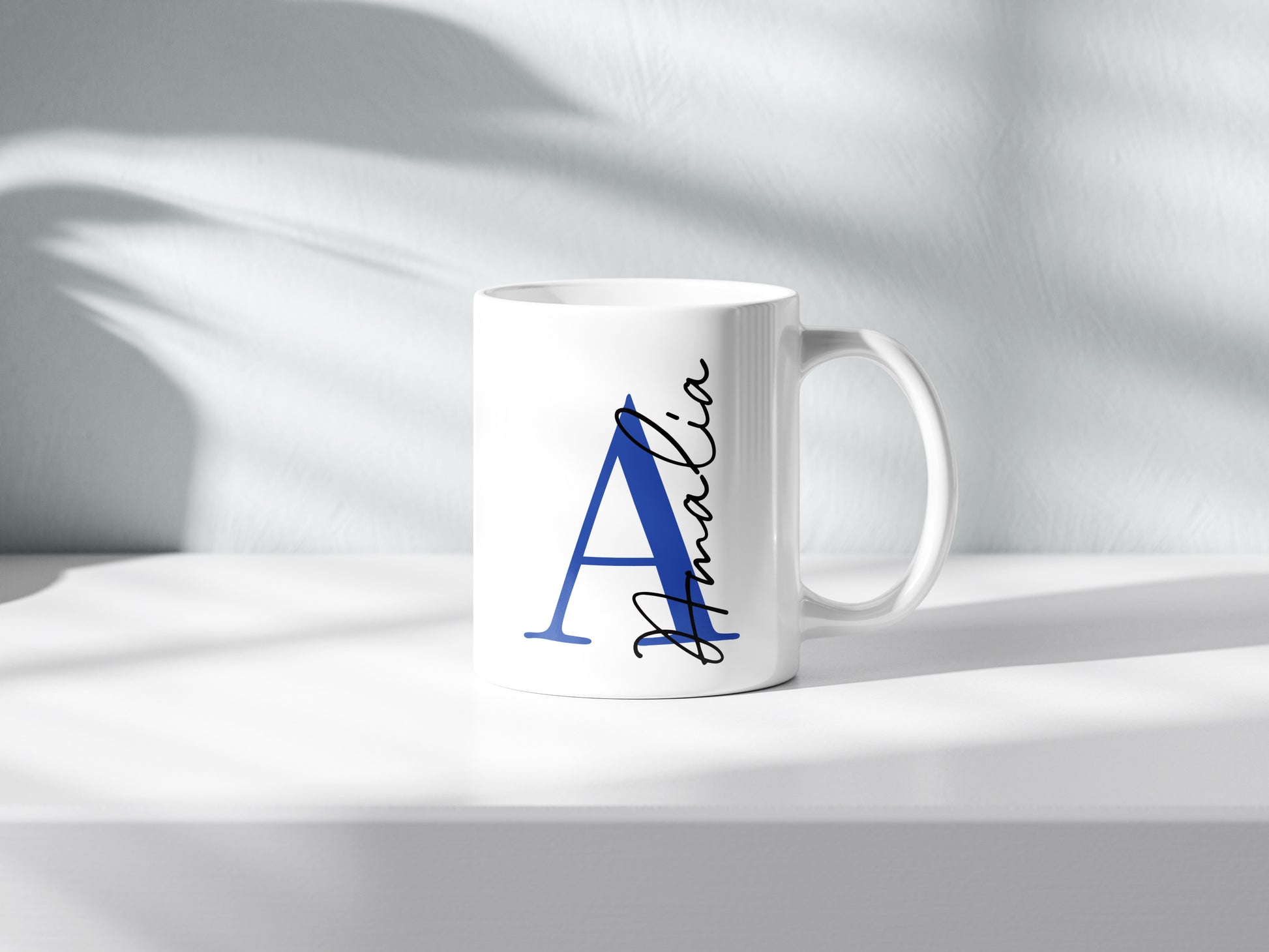 Taza personalizada con inicial en azul y nombre en negro