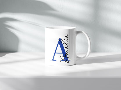 Taza personalizada con inicial en azul y nombre en negro