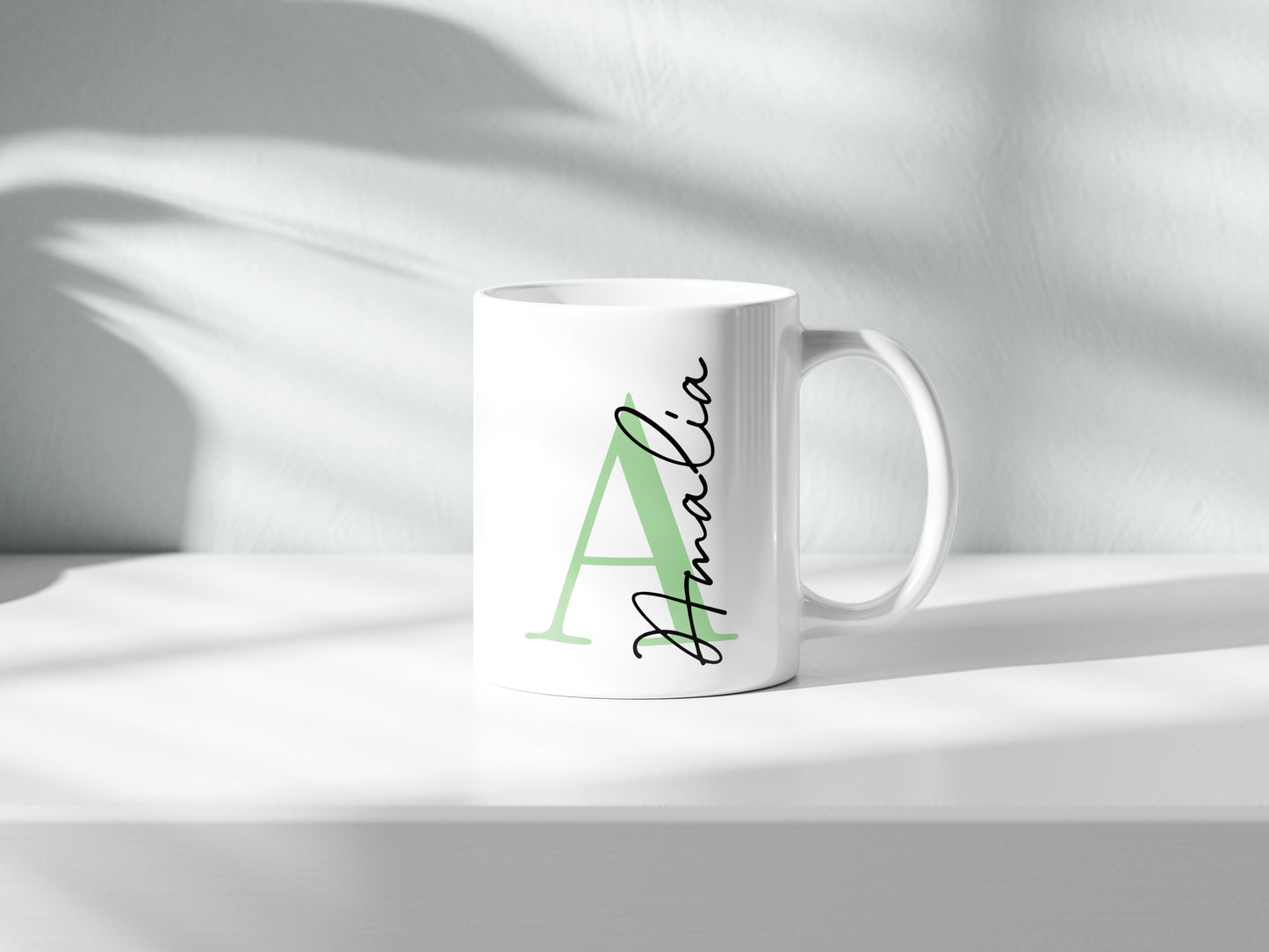 Taza personalizada con inicial en menta verde y nombre en negro