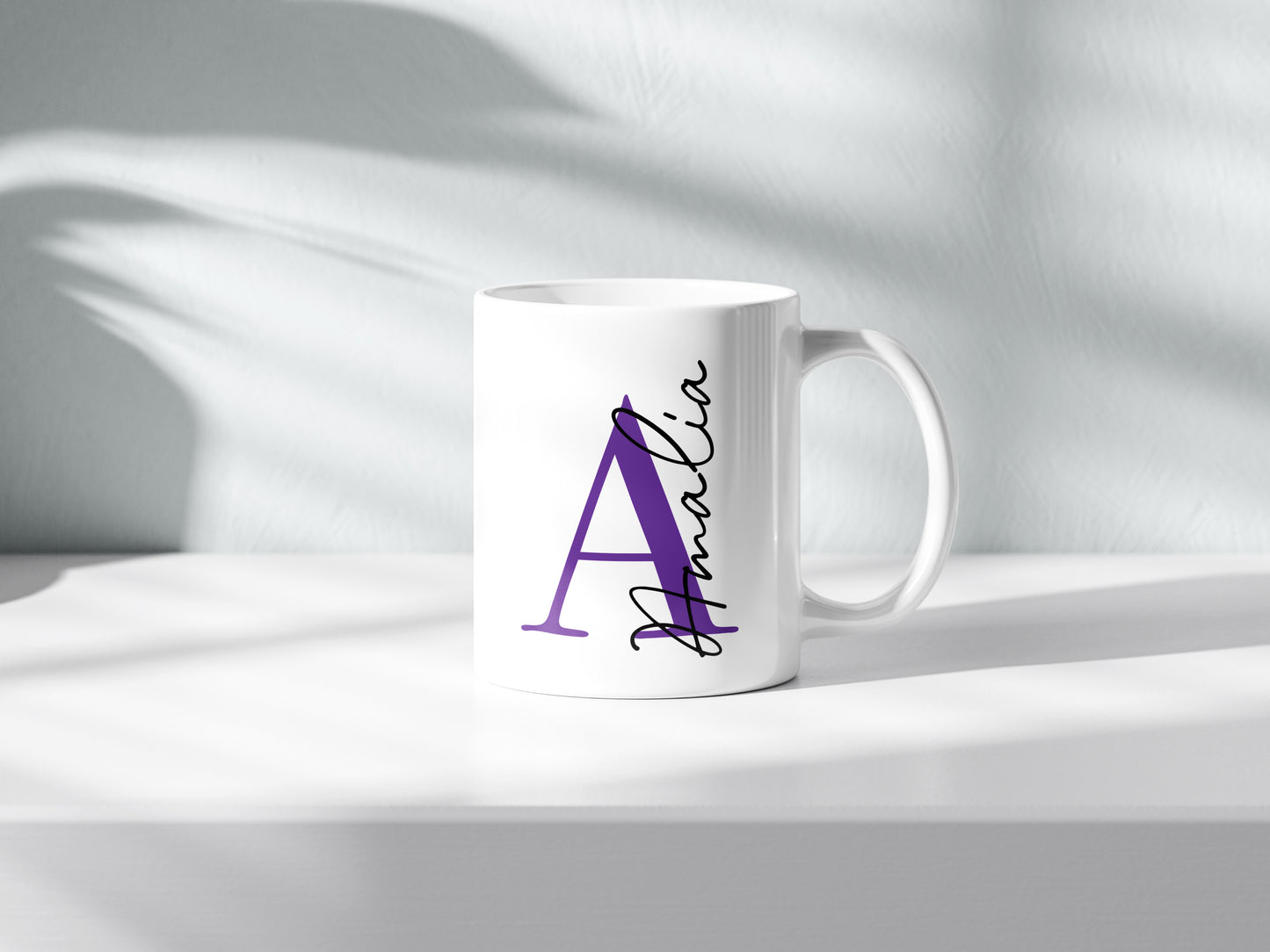 Taza personalizada con inicial en morado  y nombre en negro