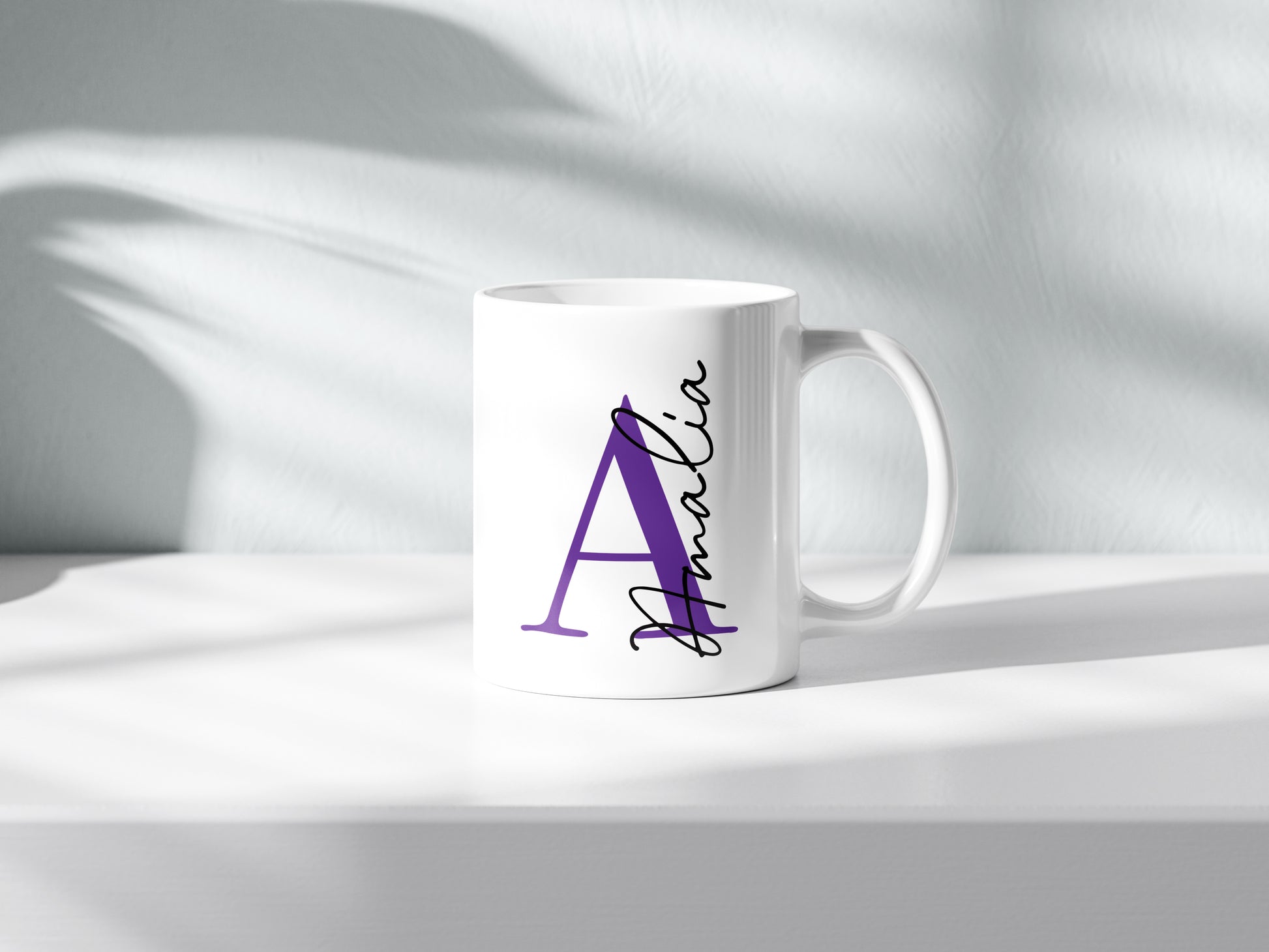 Taza personalizada con inicial en morado  y nombre en negro
