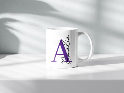 Taza personalizada con inicial en morado  y nombre en negro