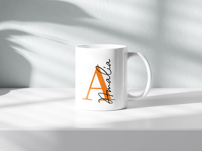 Taza personalizada con inicial en naranja y nombre en negro