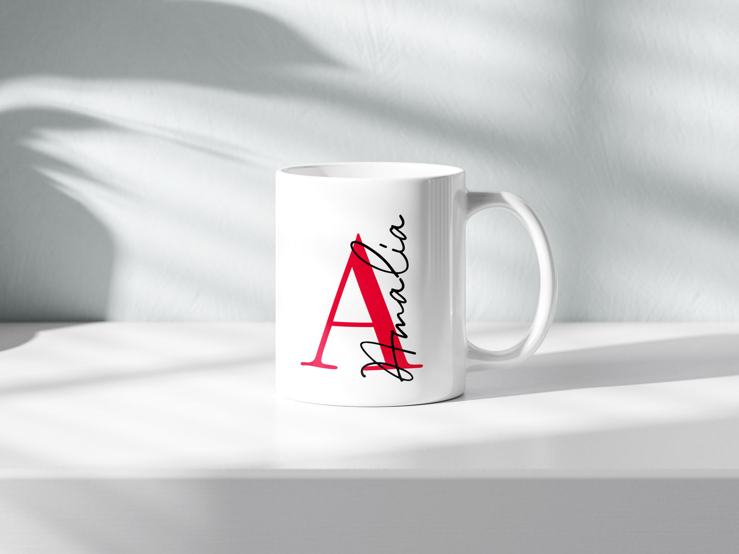 Taza personalizada con inicial en rojo y nombre en negro
