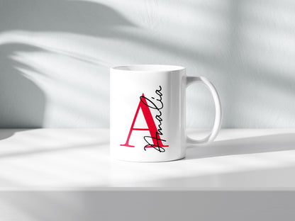 Taza personalizada con inicial en rojo y nombre en negro