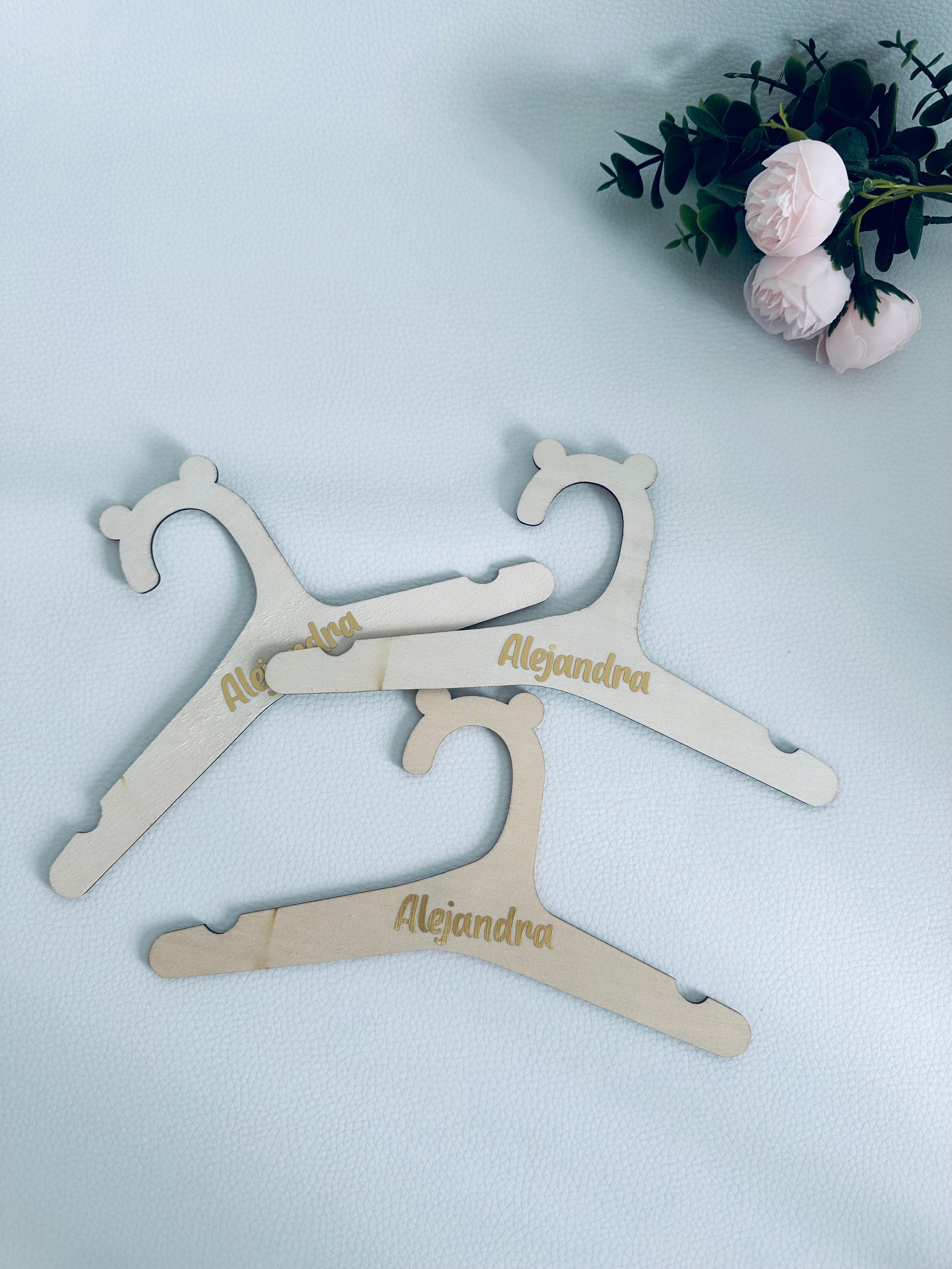 Perchas de madera personalizadas en la cesta de regalo para bebé azul