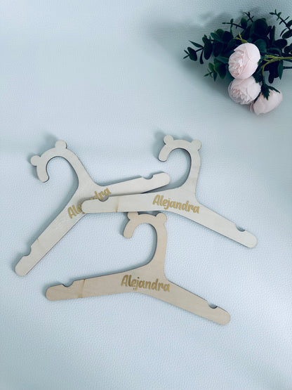 Perchas de madera personalizadas en la cesta de regalo para bebé azul